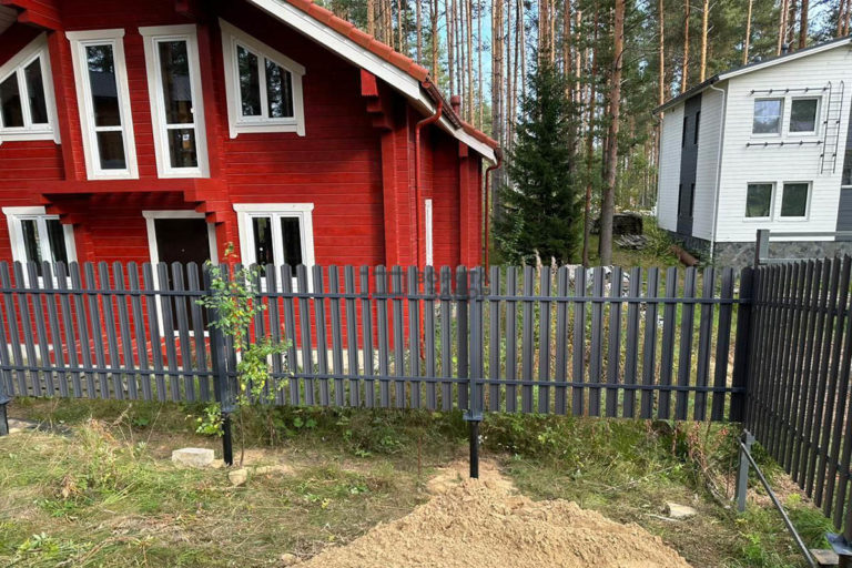 Установка забора на винтовых сваях в поселке Изумрудные горки
