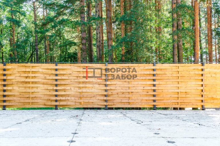 Как выбрать и установить забор из деревянного штакетника своими руками