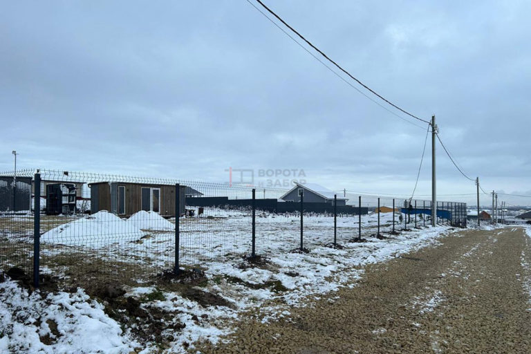 Как правильно установить столбы для забора на сложном грунте: обзор технологий