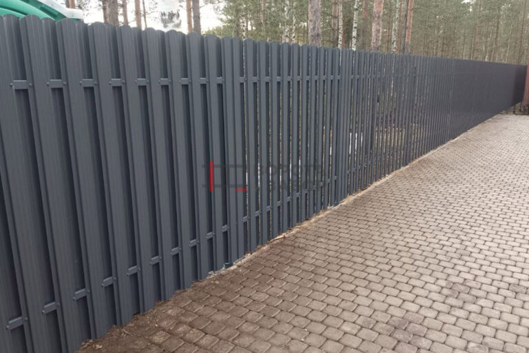 Забор из штакетника в садоводческом товариществе Зеленый остров