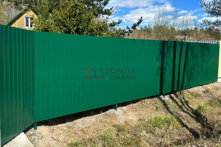 Ограждение из профлиста на дачном участке в СНТ Лесное