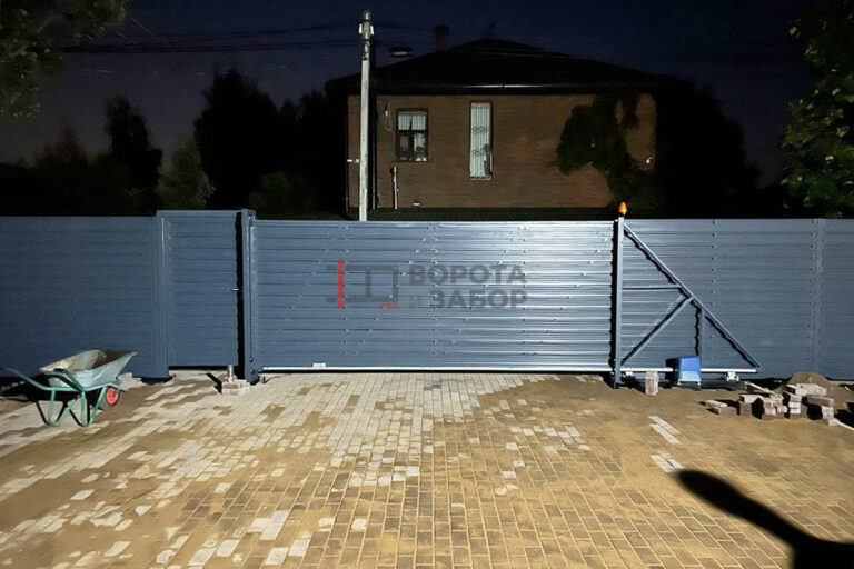 Забор и ворота из горизонтального  евроштакетника в СНТ Разлив