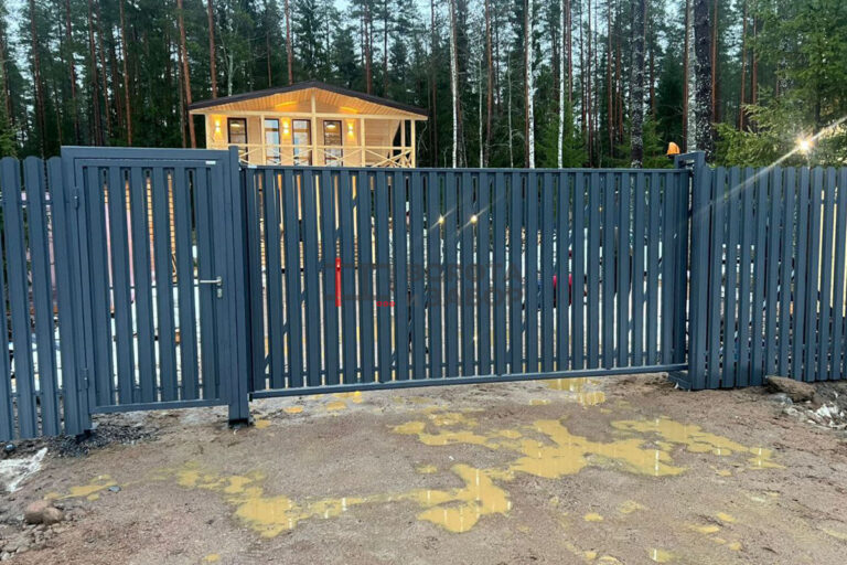 Забор с калиткой и воротами в Ленинградской области