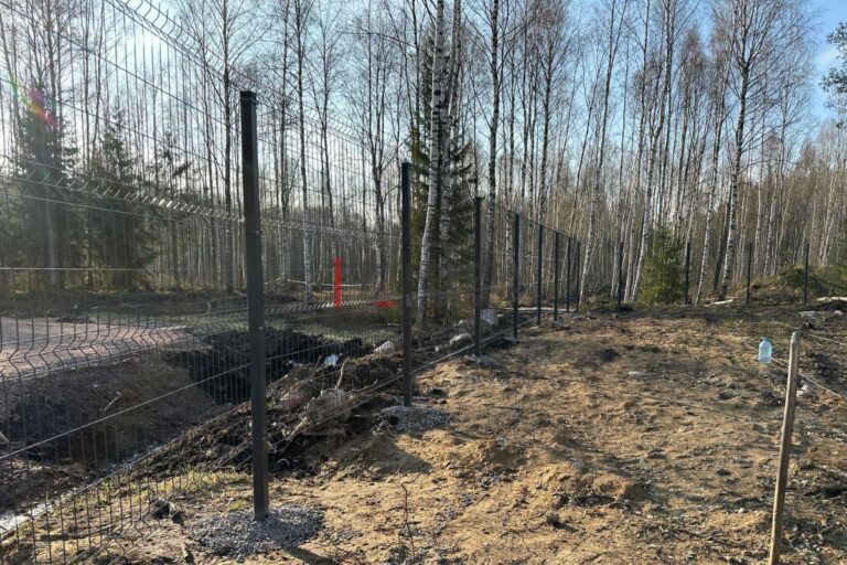 Забор на участке в деревне Мистолово