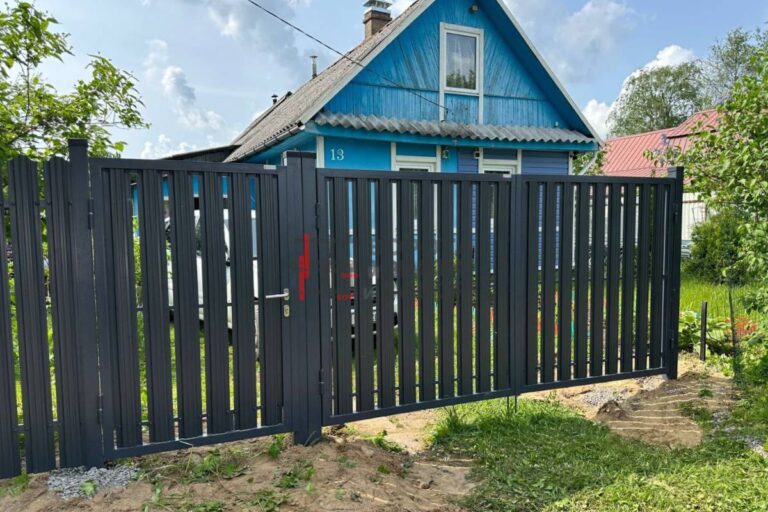 Распашные ворота и забор с калиткой в поселке Морозова