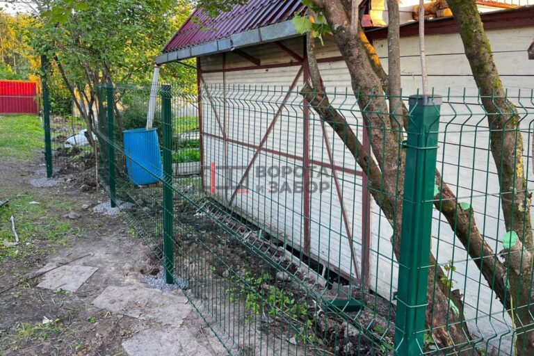 Забор из сетки Гиттер с калиткой в Санкт-Петербурге