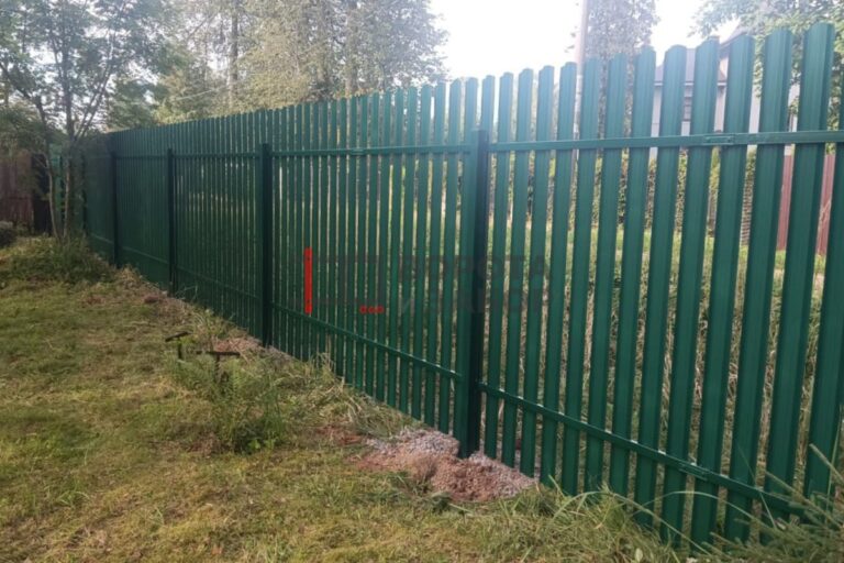 Монтаж забора из штакетника в сельском поселении Кобринское
