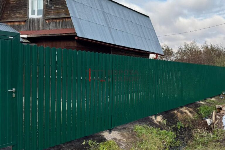 Можно ли ставить забор вплотную к дому