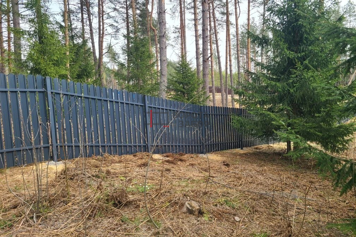 Комбинированный забор из металлоштакетника и сетки Гиттер в Ленинградской области