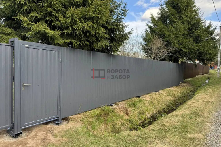 Установка забора из профлиста с откатными воротами в Гатчинском районе