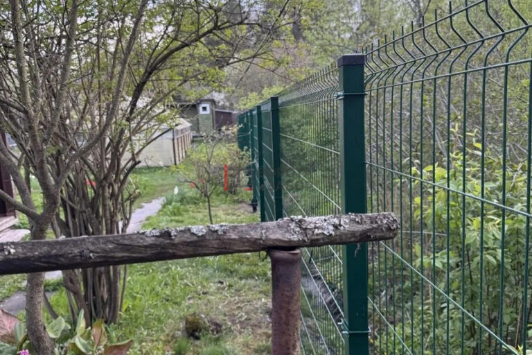 Установка забора из сетки Гиттер с откатными воротами в СНТ «Приютино» Всеволожского района