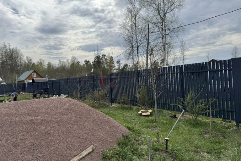Установка забора из евроштакетника в СНТ «Дубровец» Кировского района