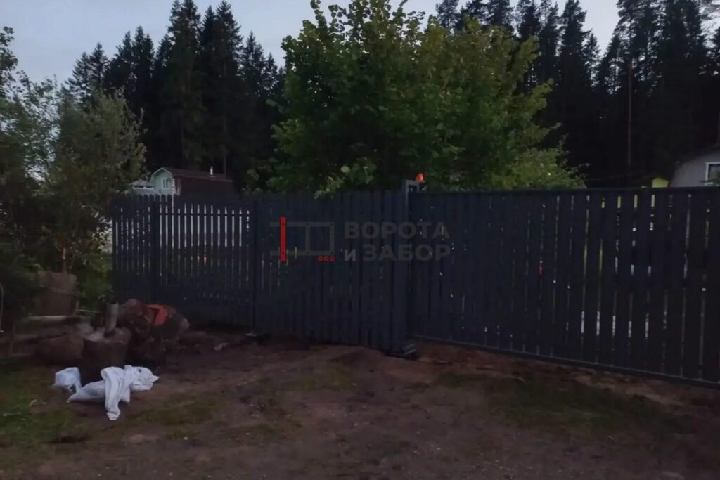 Забор из металлического штакетника в Ломоносовском районе