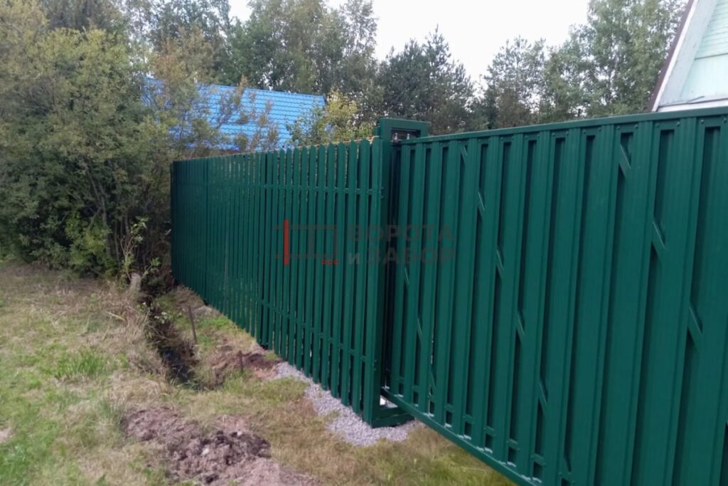 Забор из металлического штакетника в СНТ «Ломоносовец»