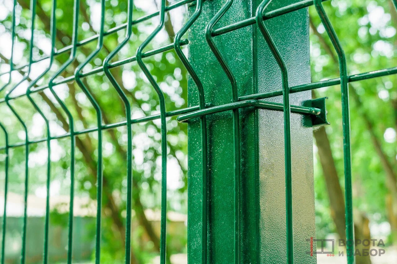 Столб и панель в цвет: так же окрашивают раму калитки