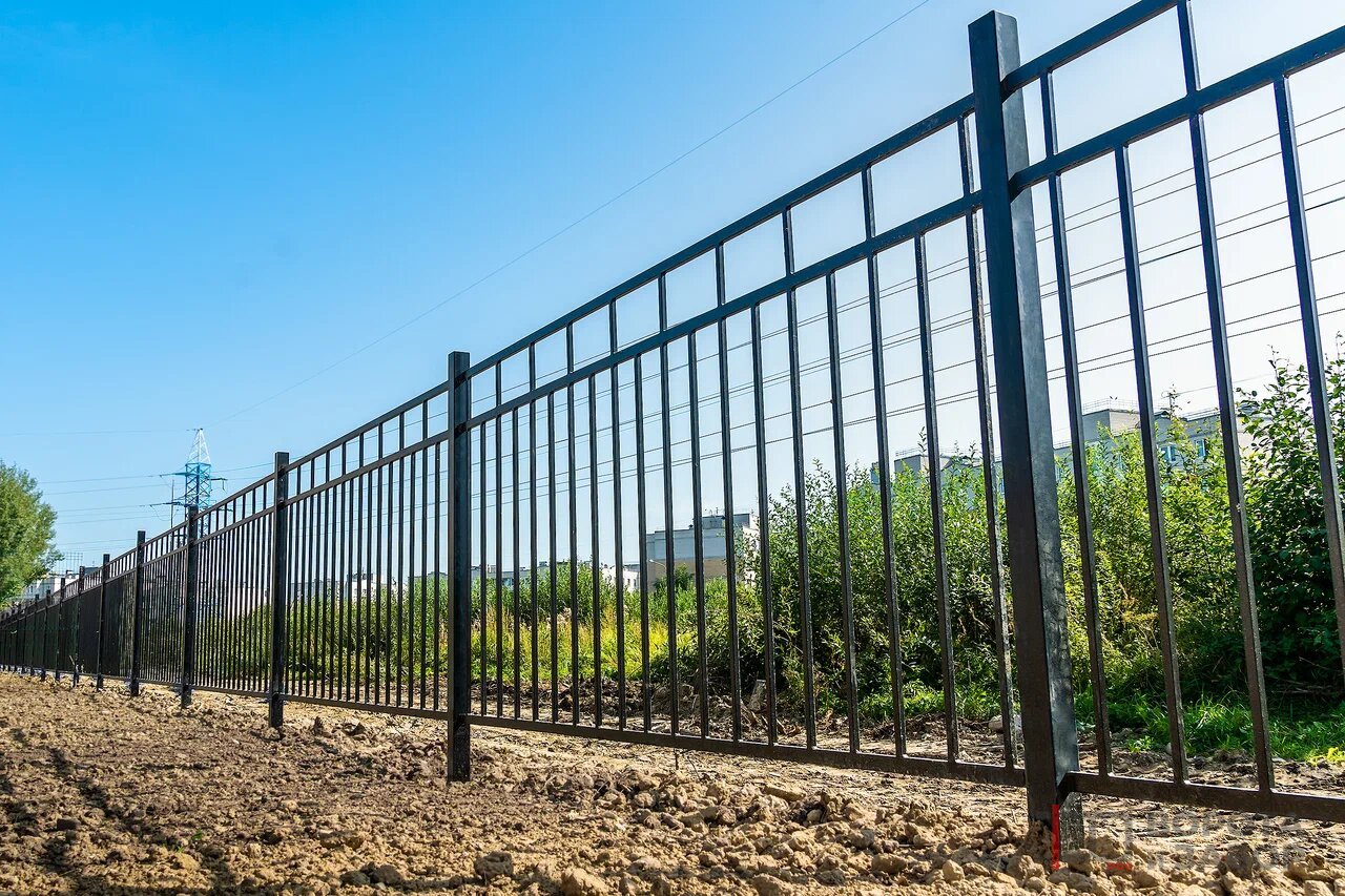 Линия сварного ограждения по границе территории