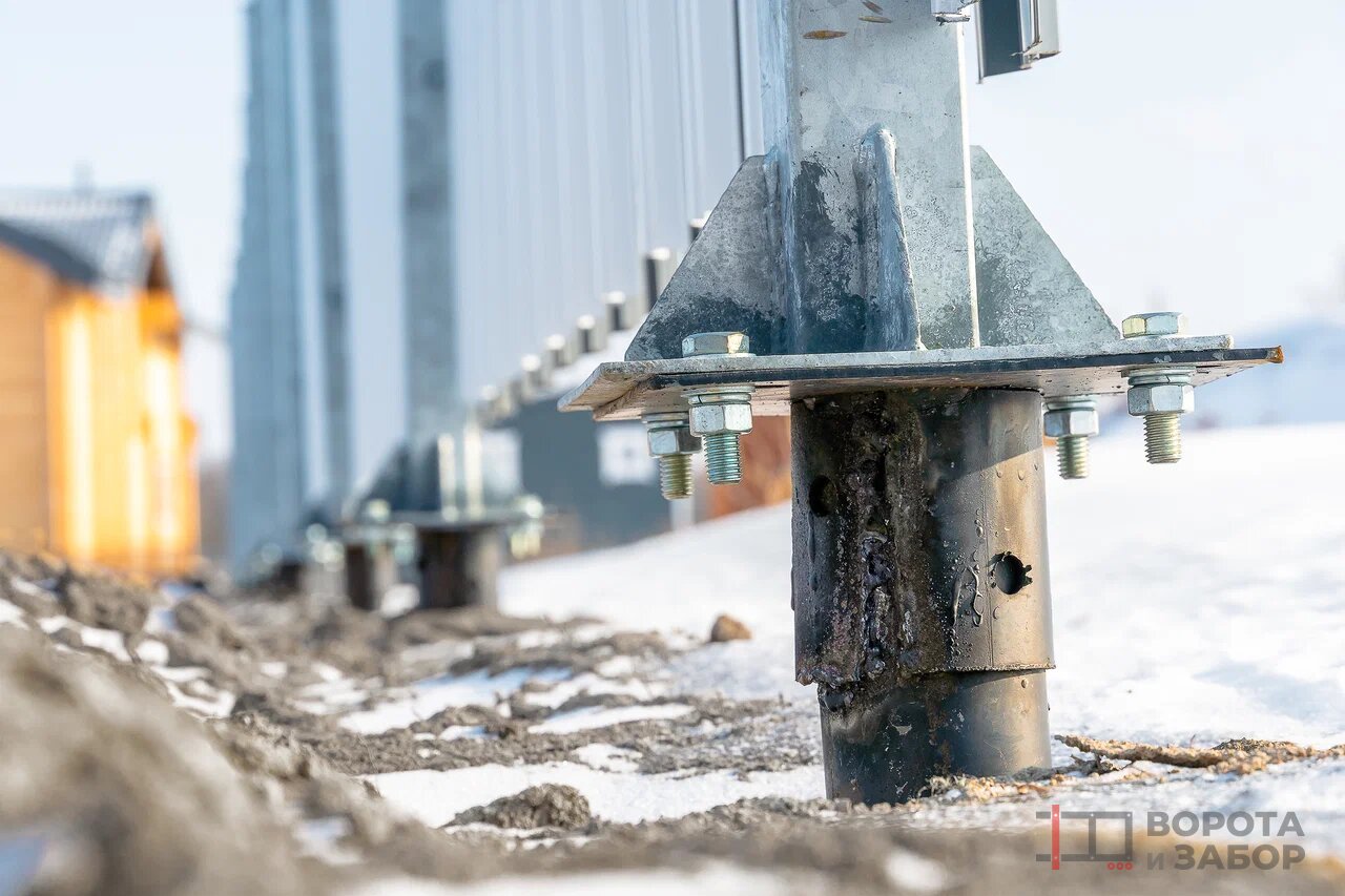 Оголовок винтовой сваи под столбом забора